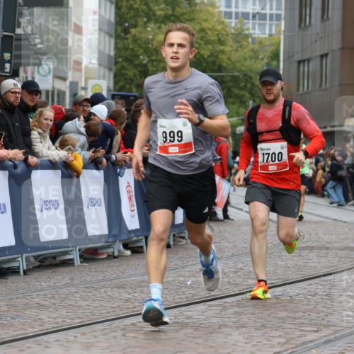 05.10.2025 - 20. swb-Marathon Bremen Strokosch-Dieckow http://msf.ph/oto/9246107 05.10.2025 12:47:22 Ziel 999, 1700, 9046 meine-sportfotos.de
