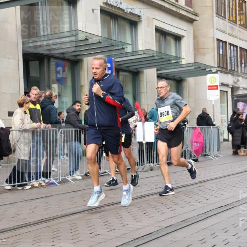 05.10.2025 - 20. swb-Marathon Bremen Strokosch-Dieckow http://msf.ph/oto/9246112 05.10.2025 10:50:57 Ziel 9256, 9287, 9894, 9906, 10206, 10215, 10222, 10321, 10376, 10432, 10556, 10669, 11177, 11279, 11573, 9256, 9287, 9894, 9906, 10206, 10215, 10222, 10321, 10376, 10432, 10556, 11177 meine-sportfotos.de