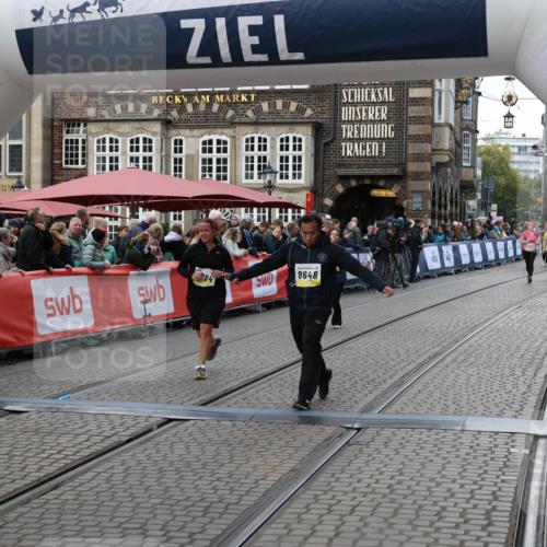 05.10.2025 - 20. swb-Marathon Bremen Yannick Fuchs http://msf.ph/oto/9246127 05.10.2025 11:11:57 Ziel 9648, 9680, 9784, 10235, 10236, 10540, 11088, 11563 meine-sportfotos.de