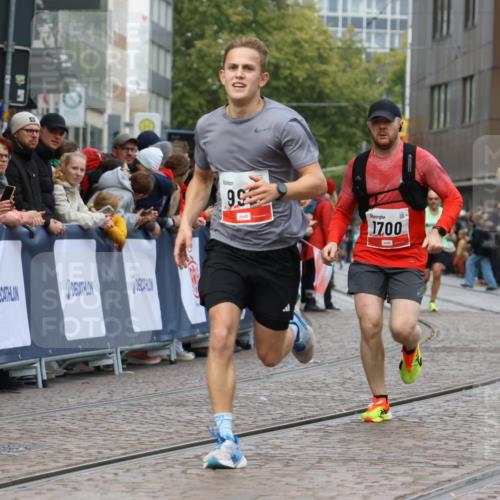 05.10.2025 - 20. swb-Marathon Bremen Strokosch-Dieckow http://msf.ph/oto/9246144 05.10.2025 12:47:23 Ziel 999, 1700, 9046 meine-sportfotos.de