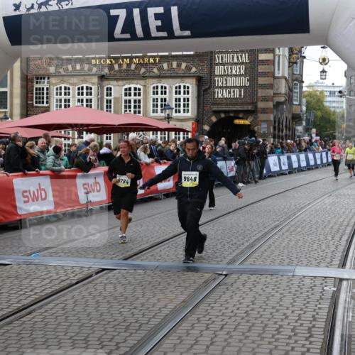 05.10.2025 - 20. swb-Marathon Bremen Yannick Fuchs http://msf.ph/oto/9246145 05.10.2025 11:11:57 Ziel 9648, 9680, 9784, 10235, 10236, 10540, 11088, 11563 meine-sportfotos.de