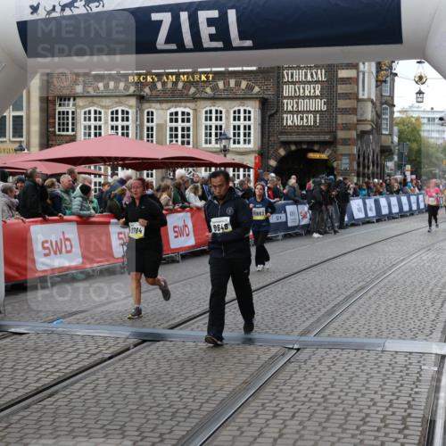 05.10.2025 - 20. swb-Marathon Bremen Yannick Fuchs http://msf.ph/oto/9246182 05.10.2025 11:11:58 Ziel 9648, 9680, 9784, 10235, 10236, 10540, 11088, 11563 meine-sportfotos.de