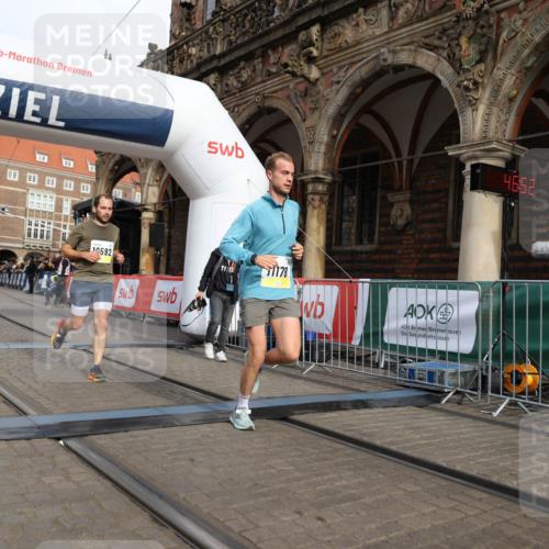 05.10.2025 - 20. swb-Marathon Bremen Yannick Fuchs http://msf.ph/oto/9246226 05.10.2025 10:42:47 Ziel 10592, 11178 meine-sportfotos.de