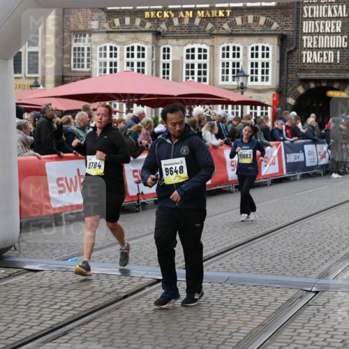 05.10.2025 - 20. swb-Marathon Bremen Yannick Fuchs http://msf.ph/oto/9246239 05.10.2025 11:11:58 Ziel 9648, 9680, 9784, 10235, 10236, 10540, 11088, 11563 meine-sportfotos.de