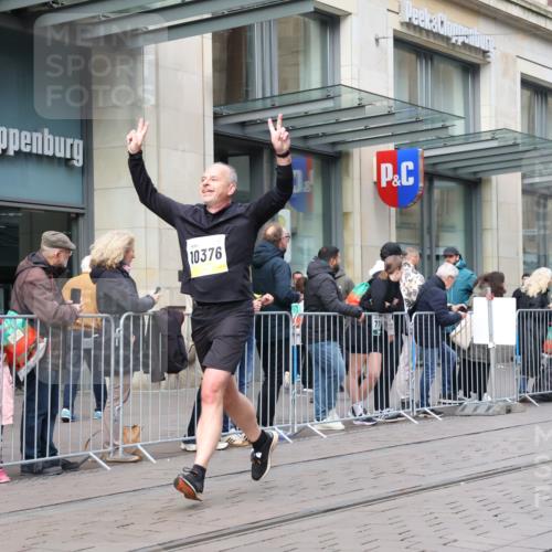 05.10.2025 - 20. swb-Marathon Bremen Strokosch-Dieckow http://msf.ph/oto/9246253 05.10.2025 10:51:08 Ziel 8333, 9252, 9268, 10321, 10376, 10432, 10556, 10584, 10716, 10918, 10928, 11177, 11484, 8333, 9252, 9268, 10321, 10376, 10432, 10556, 10584, 10716, 10918, 10928, 11177, 11484 meine-sportfotos.de