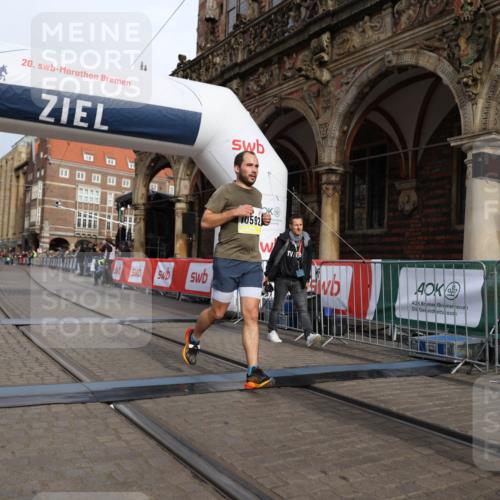 05.10.2025 - 20. swb-Marathon Bremen Yannick Fuchs http://msf.ph/oto/9246278 05.10.2025 10:42:48 Ziel 10592, 11178 meine-sportfotos.de