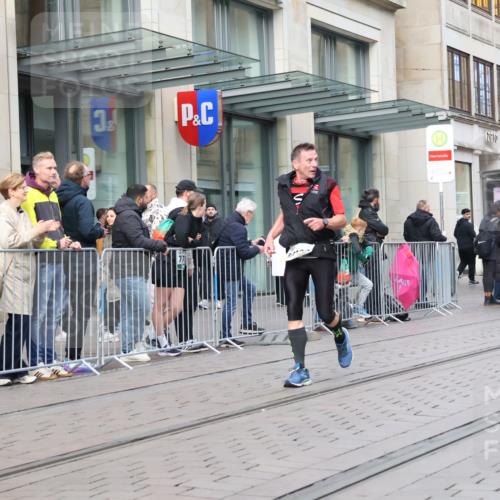 05.10.2025 - 20. swb-Marathon Bremen Strokosch-Dieckow http://msf.ph/oto/9246309 05.10.2025 10:51:13 Ziel 8333, 9252, 9259, 9268, 10321, 10376, 10436, 10556, 10584, 10716, 10918, 10928, 11177, 11484, 8333, 9252, 9259, 9268, 10321, 10376, 10436, 10556, 10584, 10716, 10918, 10928, 11177, 11484 meine-sportfotos.de