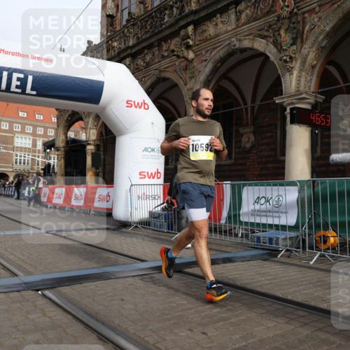 05.10.2025 - 20. swb-Marathon Bremen Yannick Fuchs http://msf.ph/oto/9246311 05.10.2025 10:42:48 Ziel 10592, 11178 meine-sportfotos.de