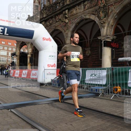 05.10.2025 - 20. swb-Marathon Bremen Yannick Fuchs http://msf.ph/oto/9246321 05.10.2025 10:42:48 Ziel 10592, 11178 meine-sportfotos.de
