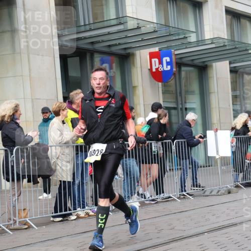 05.10.2025 - 20. swb-Marathon Bremen Strokosch-Dieckow http://msf.ph/oto/9246344 05.10.2025 10:51:14 Ziel 8333, 9252, 9259, 9268, 10321, 10376, 10436, 10556, 10584, 10716, 10918, 10928, 11177, 11484, 8333, 9252, 9259, 9268, 10321, 10376, 10436, 10556, 10584, 10716, 10918, 10928, 11177, 11484 meine-sportfotos.de