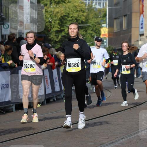 05.10.2025 - 20. swb-Marathon Bremen Strokosch-Dieckow http://msf.ph/oto/9246376 05.10.2025 10:58:51 Ziel 9349, 9518, 9542, 9601, 10080, 10263, 10560, 11290, 11483, 11612, 11651 meine-sportfotos.de