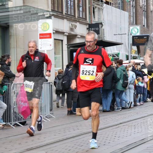 05.10.2025 - 20. swb-Marathon Bremen Strokosch-Dieckow http://msf.ph/oto/9246377 05.10.2025 10:51:16 Ziel 8333, 9004, 9252, 9259, 9268, 9506, 10321, 10376, 10436, 10556, 10584, 10716, 10918, 10928, 10968, 11177, 11484, 11689, 11696, 8333, 9004, 9252, 9259, 9268, 9506, 10321, 10376, 10436, 10556, 10584, 10716, 10918, 10928, 10968, 11177, 11484, 11689, 11696 meine-sportfotos.de