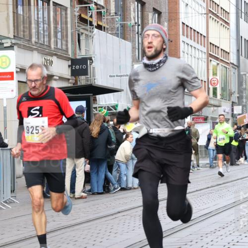 05.10.2025 - 20. swb-Marathon Bremen Strokosch-Dieckow http://msf.ph/oto/9246393 05.10.2025 10:51:16 Ziel 8333, 9004, 9252, 9259, 9268, 9506, 10321, 10376, 10436, 10556, 10584, 10716, 10918, 10928, 10968, 11177, 11484, 11689, 11696, 8333, 9004, 9252, 9259, 9268, 9506, 10321, 10376, 10436, 10556, 10584, 10716, 10918, 10928, 10968, 11177, 11484, 11689, 11696 meine-sportfotos.de