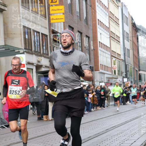 05.10.2025 - 20. swb-Marathon Bremen Strokosch-Dieckow http://msf.ph/oto/9246404 05.10.2025 10:51:16 Ziel 8333, 9004, 9252, 9259, 9268, 9506, 10321, 10376, 10436, 10556, 10584, 10716, 10918, 10928, 10968, 11177, 11484, 11689, 11696, 8333, 9004, 9252, 9259, 9268, 9506, 10321, 10376, 10436, 10556, 10584, 10716, 10918, 10928, 10968, 11177, 11484, 11689, 11696 meine-sportfotos.de