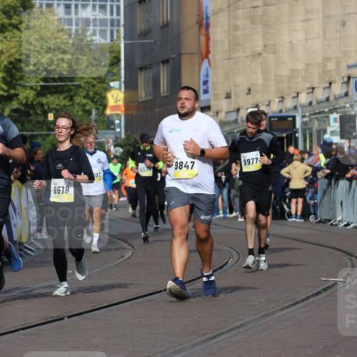 05.10.2025 - 20. swb-Marathon Bremen Strokosch-Dieckow http://msf.ph/oto/9246420 05.10.2025 10:58:52 Ziel 9349, 9518, 9542, 9601, 9847, 9977, 10080, 10263, 10560, 10588, 11290, 11483, 11612 meine-sportfotos.de