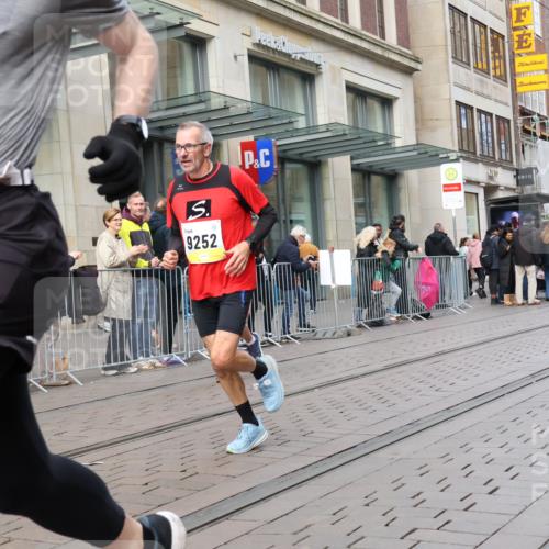 05.10.2025 - 20. swb-Marathon Bremen Strokosch-Dieckow http://msf.ph/oto/9246440 05.10.2025 10:51:17 Ziel 8333, 9004, 9252, 9259, 9268, 9506, 10321, 10436, 10556, 10584, 10716, 10918, 10928, 10968, 11177, 11361, 11484, 11689, 11696, 8333, 9004, 9252, 9259, 9268, 9506, 10321, 10436, 10556, 10584, 10716, 10918, 10928, 10968, 11177, 11361, 11484, 11689, 11696 meine-sportfotos.de