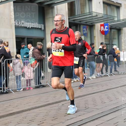 05.10.2025 - 20. swb-Marathon Bremen Strokosch-Dieckow http://msf.ph/oto/9246454 05.10.2025 10:51:18 Ziel 8333, 9004, 9252, 9259, 9268, 9506, 10321, 10436, 10584, 10716, 10918, 10928, 10968, 11177, 11361, 11484, 11689, 11696, 8333, 9004, 9252, 9259, 9268, 9506, 10321, 10436, 10584, 10716, 10918, 10928, 10968, 11177, 11361, 11484, 11689, 11696 meine-sportfotos.de