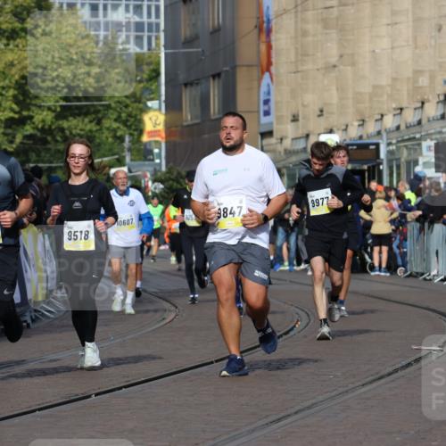 05.10.2025 - 20. swb-Marathon Bremen Strokosch-Dieckow http://msf.ph/oto/9246461 05.10.2025 10:58:52 Ziel 9349, 9518, 9542, 9601, 9847, 9977, 10080, 10263, 10560, 10588, 11290, 11483, 11612 meine-sportfotos.de