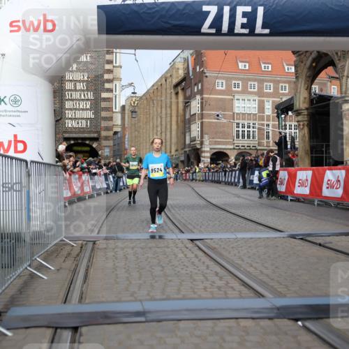 05.10.2025 - 20. swb-Marathon Bremen Yannick Fuchs http://msf.ph/oto/9246473 05.10.2025 10:42:56 Ziel 9524, 11640 meine-sportfotos.de