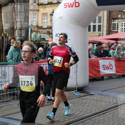 05.10.2025 - 20. swb-Marathon Bremen Yannick Fuchs http://msf.ph/oto/9246486 05.10.2025 11:10:28 Ziel 8533, 9734, 9806, 10189, 10280, 11333, 11388 meine-sportfotos.de