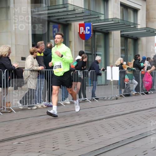 05.10.2025 - 20. swb-Marathon Bremen Strokosch-Dieckow http://msf.ph/oto/9246490 05.10.2025 10:51:23 Ziel 8333, 9004, 9252, 9259, 9268, 9506, 10436, 10584, 10716, 10918, 10928, 10968, 11080, 11361, 11394, 11484, 11689, 11696, 8333, 9004, 9252, 9259, 9268, 9506, 10436, 10584, 10716, 10918, 10928, 10968, 11080, 11361, 11394, 11484, 11689, 11696 meine-sportfotos.de