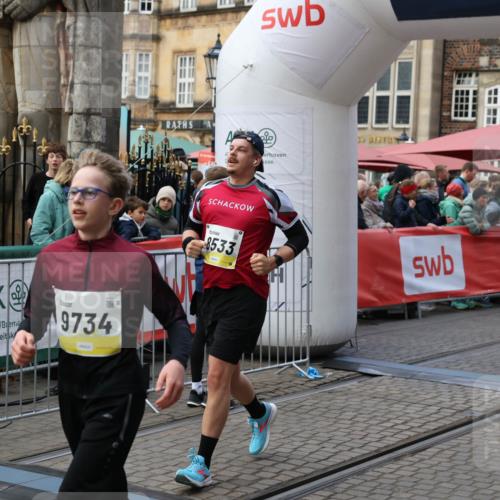 05.10.2025 - 20. swb-Marathon Bremen Yannick Fuchs http://msf.ph/oto/9246495 05.10.2025 11:10:28 Ziel 8533, 9734, 9806, 10189, 10280, 11333, 11388 meine-sportfotos.de