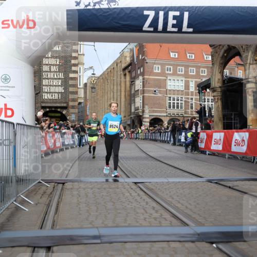 05.10.2025 - 20. swb-Marathon Bremen Yannick Fuchs http://msf.ph/oto/9246497 05.10.2025 10:42:56 Ziel 9524, 11640 meine-sportfotos.de