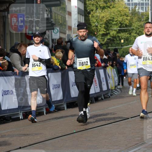 05.10.2025 - 20. swb-Marathon Bremen Strokosch-Dieckow http://msf.ph/oto/9246504 05.10.2025 10:58:54 Ziel 9349, 9518, 9542, 9601, 9847, 9977, 10080, 10560, 10588, 11483, 11612 meine-sportfotos.de