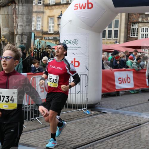 05.10.2025 - 20. swb-Marathon Bremen Yannick Fuchs http://msf.ph/oto/9246514 05.10.2025 11:10:28 Ziel 8533, 9734, 9806, 10189, 10280, 11333, 11388 meine-sportfotos.de
