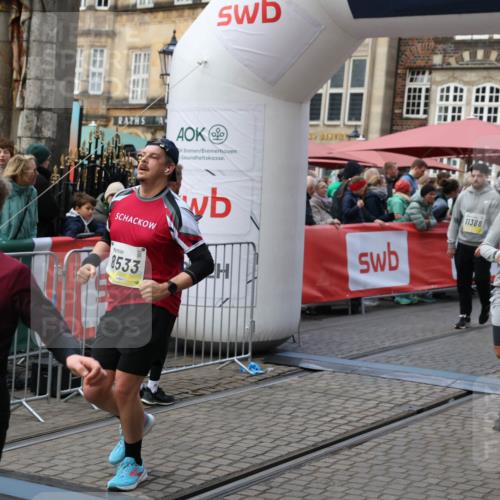05.10.2025 - 20. swb-Marathon Bremen Yannick Fuchs http://msf.ph/oto/9246523 05.10.2025 11:10:28 Ziel 8533, 9734, 9806, 10189, 10280, 11333, 11388 meine-sportfotos.de