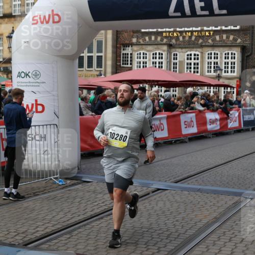 05.10.2025 - 20. swb-Marathon Bremen Yannick Fuchs http://msf.ph/oto/9246541 05.10.2025 11:10:29 Ziel 8533, 9734, 10189, 10280, 11333, 11388 meine-sportfotos.de