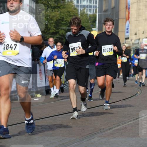 05.10.2025 - 20. swb-Marathon Bremen Strokosch-Dieckow http://msf.ph/oto/9246547 05.10.2025 10:58:57 Ziel 9349, 9518, 9542, 9601, 9847, 9977, 10080, 10357, 10588, 10607, 11612 meine-sportfotos.de