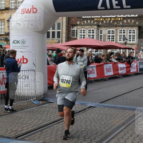 05.10.2025 - 20. swb-Marathon Bremen Yannick Fuchs http://msf.ph/oto/9246550 05.10.2025 11:10:29 Ziel 8533, 9734, 10189, 10280, 11333, 11388 meine-sportfotos.de