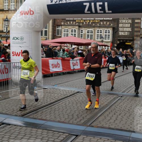 05.10.2025 - 20. swb-Marathon Bremen Yannick Fuchs http://msf.ph/oto/9246563 05.10.2025 11:12:05 Ziel 7007, 9420, 9784, 9867, 10815, 10839, 11215, 11563 meine-sportfotos.de