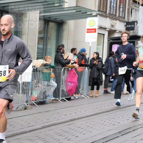 05.10.2025 - 20. swb-Marathon Bremen Strokosch-Dieckow http://msf.ph/oto/9246590 05.10.2025 10:51:26 Ziel 8333, 9004, 9252, 9259, 9268, 9506, 9683, 10380, 10436, 10581, 10584, 10625, 10716, 10817, 10918, 10928, 10968, 11080, 11136, 11325, 11361, 11394, 11484, 11689, 11696, 8333, 9004, 9252, 9259, 9268, 9506, 9683, 10380, 10436, 10581, 10584, 10625, 10716, 10817, 10918, 10928, 10968, 11080, 11136, 11325, 11361, 11394, 11484, 11689, 11696 meine-sportfotos.de