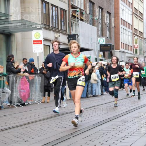 05.10.2025 - 20. swb-Marathon Bremen Strokosch-Dieckow http://msf.ph/oto/9246606 05.10.2025 10:51:26 Ziel 8333, 9004, 9252, 9259, 9268, 9506, 9683, 10380, 10436, 10581, 10584, 10625, 10716, 10817, 10918, 10928, 10968, 11080, 11136, 11325, 11361, 11394, 11484, 11689, 11696, 8333, 9004, 9252, 9259, 9268, 9506, 9683, 10380, 10436, 10581, 10584, 10625, 10716, 10817, 10918, 10928, 10968, 11080, 11136, 11325, 11361, 11394, 11484, 11689, 11696 meine-sportfotos.de