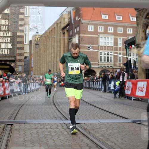 05.10.2025 - 20. swb-Marathon Bremen Yannick Fuchs http://msf.ph/oto/9246624 05.10.2025 10:42:59 Ziel 9524, 10624, 11640 meine-sportfotos.de