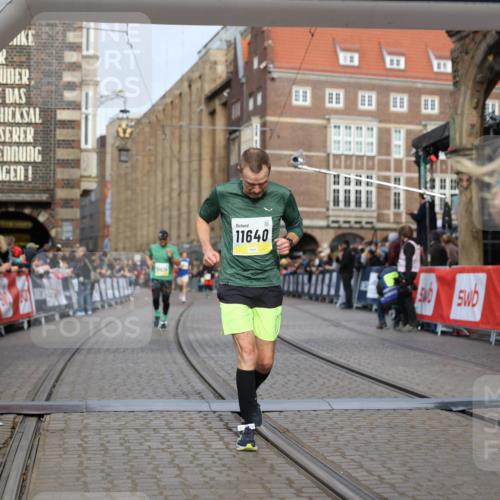 05.10.2025 - 20. swb-Marathon Bremen Yannick Fuchs http://msf.ph/oto/9246629 05.10.2025 10:42:59 Ziel 9524, 10624, 11640 meine-sportfotos.de