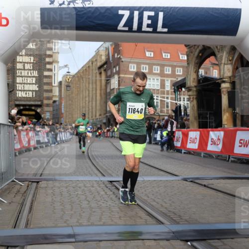 05.10.2025 - 20. swb-Marathon Bremen Yannick Fuchs http://msf.ph/oto/9246645 05.10.2025 10:42:59 Ziel 9524, 10624, 11640 meine-sportfotos.de