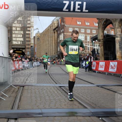 05.10.2025 - 20. swb-Marathon Bremen Yannick Fuchs http://msf.ph/oto/9246656 05.10.2025 10:42:59 Ziel 9524, 10624, 11640 meine-sportfotos.de