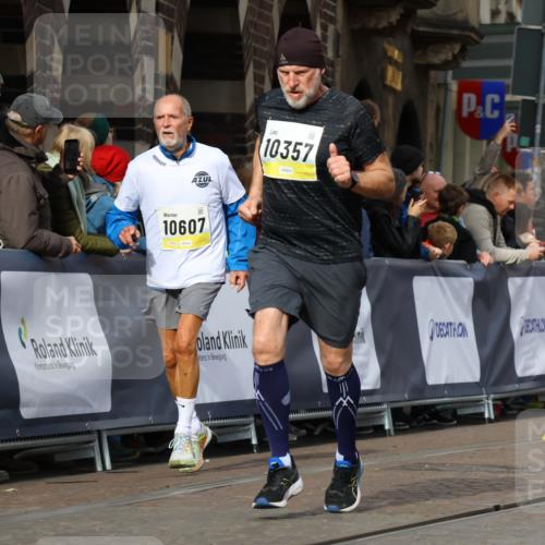 05.10.2025 - 20. swb-Marathon Bremen Strokosch-Dieckow http://msf.ph/oto/9246691 05.10.2025 10:59:01 Ziel 9601, 9692, 9847, 9977, 10357, 10588, 10594, 10607 meine-sportfotos.de