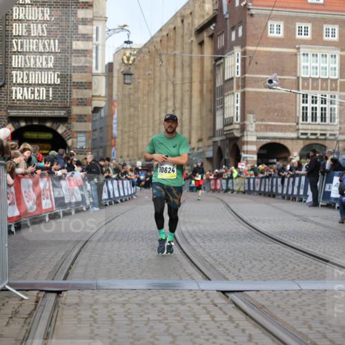 05.10.2025 - 20. swb-Marathon Bremen Yannick Fuchs http://msf.ph/oto/9246705 05.10.2025 10:43:01 Ziel 9524, 10624, 11640 meine-sportfotos.de
