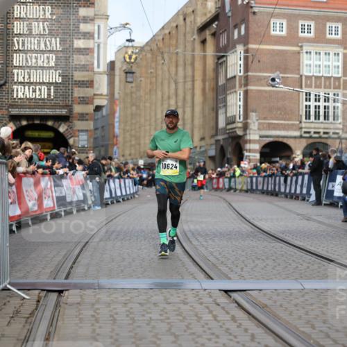 05.10.2025 - 20. swb-Marathon Bremen Yannick Fuchs http://msf.ph/oto/9246715 05.10.2025 10:43:01 Ziel 9524, 10624, 11640 meine-sportfotos.de
