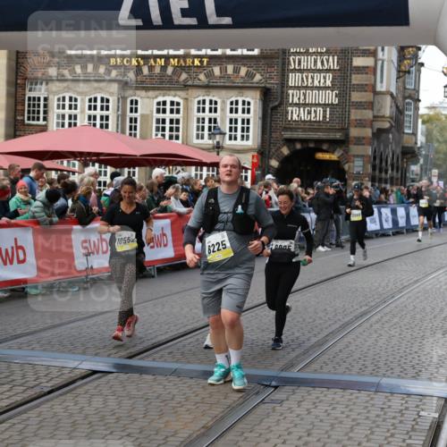 05.10.2025 - 20. swb-Marathon Bremen Yannick Fuchs http://msf.ph/oto/9246736 05.10.2025 11:10:33 Ziel 8225, 8533, 9734, 9895, 10280, 10288, 10552, 11388 meine-sportfotos.de