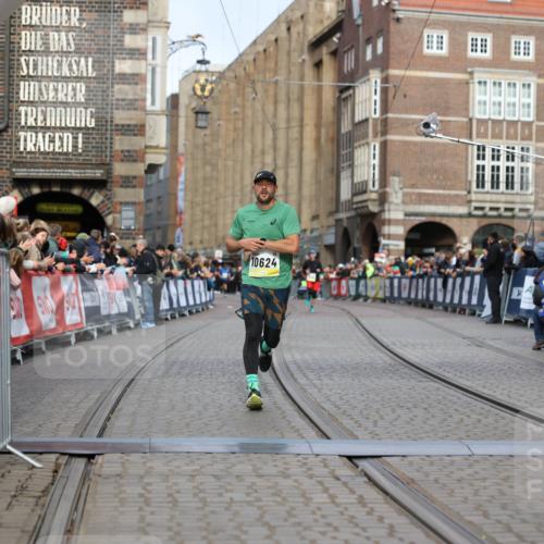 05.10.2025 - 20. swb-Marathon Bremen Yannick Fuchs http://msf.ph/oto/9246737 05.10.2025 10:43:01 Ziel 9524, 10624, 11640 meine-sportfotos.de