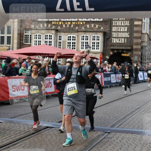 05.10.2025 - 20. swb-Marathon Bremen Yannick Fuchs http://msf.ph/oto/9246764 05.10.2025 11:10:34 Ziel 8225, 9895, 10280, 10288, 10552, 11388 meine-sportfotos.de