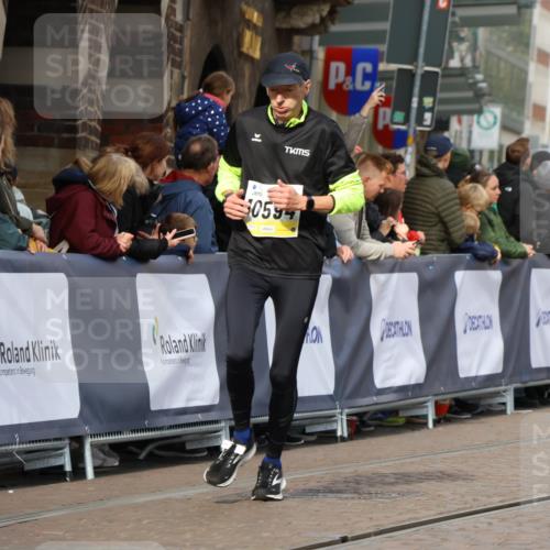 05.10.2025 - 20. swb-Marathon Bremen Strokosch-Dieckow http://msf.ph/oto/9246776 05.10.2025 10:59:03 Ziel 9219, 9692, 9847, 9977, 10039, 10143, 10353, 10357, 10588, 10594, 10607 meine-sportfotos.de