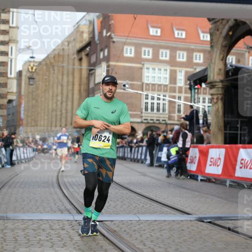 05.10.2025 - 20. swb-Marathon Bremen Yannick Fuchs http://msf.ph/oto/9246780 05.10.2025 10:43:02 Ziel 9524, 10624, 11640 meine-sportfotos.de