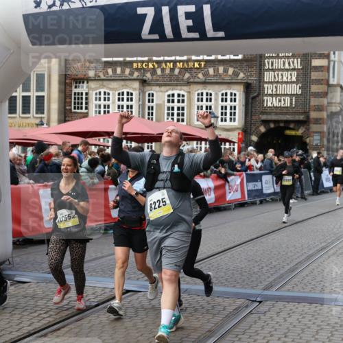 05.10.2025 - 20. swb-Marathon Bremen Yannick Fuchs http://msf.ph/oto/9246783 05.10.2025 11:10:34 Ziel 8225, 9895, 10280, 10288, 10552, 11388 meine-sportfotos.de