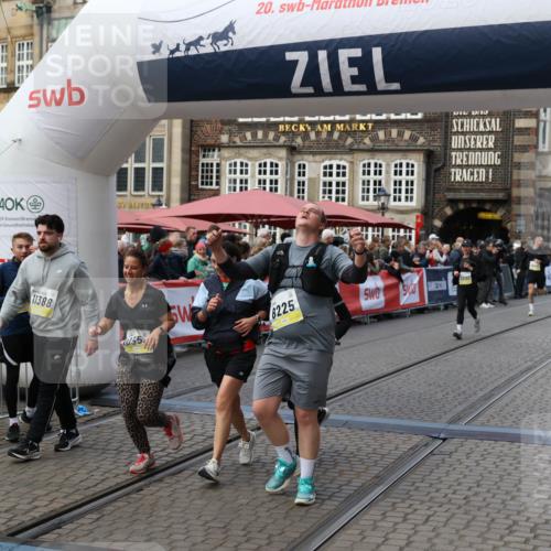 05.10.2025 - 20. swb-Marathon Bremen Yannick Fuchs http://msf.ph/oto/9246792 05.10.2025 11:10:35 Ziel 8225, 9895, 10280, 10288, 10440, 10441, 10552, 10980, 11388 meine-sportfotos.de